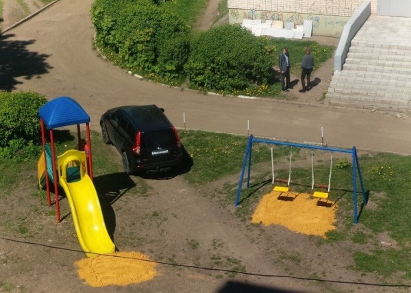 В Тульской области могут ввести наказание за парковку на детских площадках