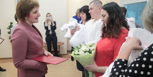 Сертификат на 7,5 млн. рублей получила тульская семья за рождение тройни