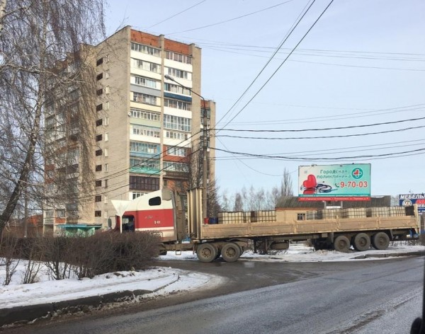 В Новомосковске, заехавшая в город фура, перегородила проезд целой улице
