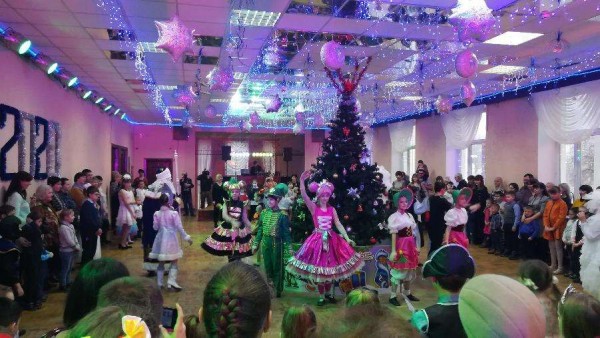 В Новомосковске прошло новогоднее представление для семей с детьми-инвалидами
