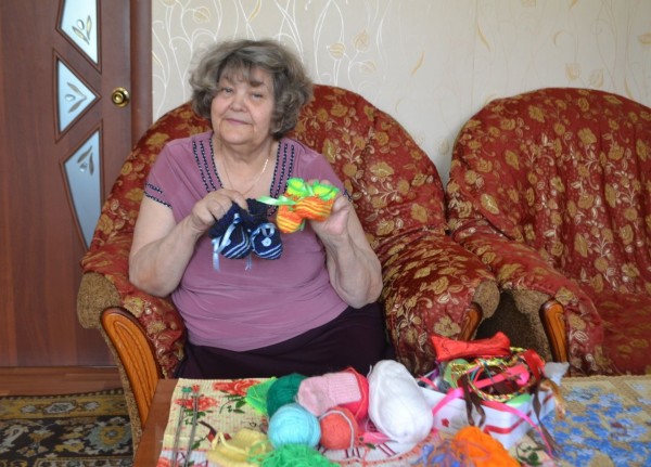Донская пенсионерка вяжет теплые вещи для детей из дома ребенка