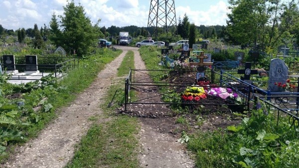 Руководство новомосковского кладбища пояснило причины захоронений на дороге