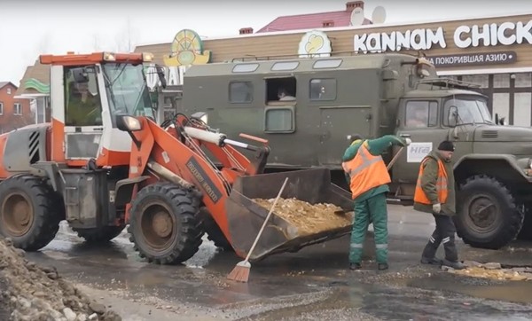 В Новомосковске огромную яму на одной из центральных улиц заложили льдом, песком и кирпичами