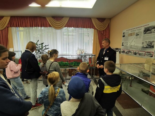 В Новомосковске для детей организовали экскурсию и катание на паровозике ДЖД