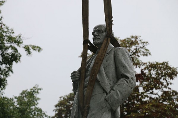 В Новомосковске перенесен Памятник Ленину
