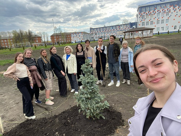 Выпускники школ города Новомосковск посадили деревья в рамках акции «Сад памяти»