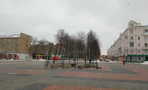 На Центральной площади начали монтировать новогоднюю елку